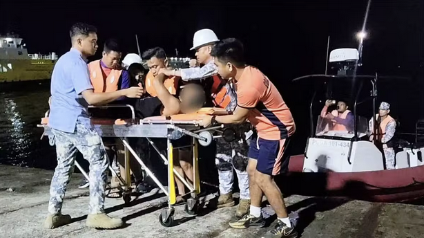 PCG, Nailigtas ang Pasahero ng Barko na Nahulog sa Batangas Bay